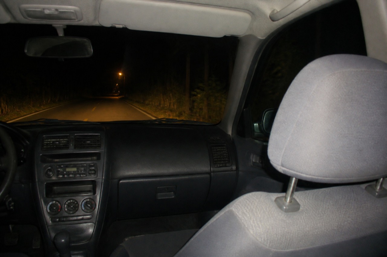 夜里的路，副驾是空的